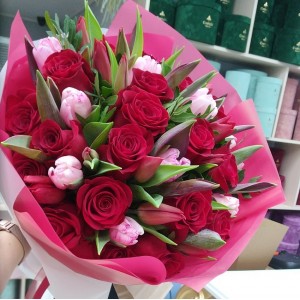 Букет из красных роз и тюльпанов "Безупречный вкус"